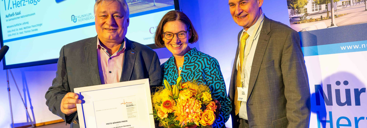6. Fritz-Böhrer-Preis:Auf dem Bild zu sehen ist Pfarrerin Susanne Bammessel, Klinikseelsorgerin, Martin Burkert, Vorsitzender der Herzhilfe (links im Bild) und Oberarzt Dr. Jürgen Jessl, stellvertretender Vorsitzender der Herzhilfe (rechts im Bild).