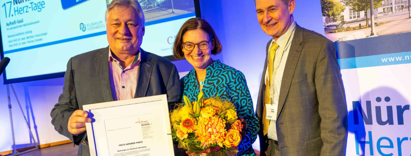 6. Fritz-Böhrer-Preis:Auf dem Bild zu sehen ist Pfarrerin Susanne Bammessel, Klinikseelsorgerin, Martin Burkert, Vorsitzender der Herzhilfe (links im Bild) und Oberarzt Dr. Jürgen Jessl, stellvertretender Vorsitzender der Herzhilfe (rechts im Bild).