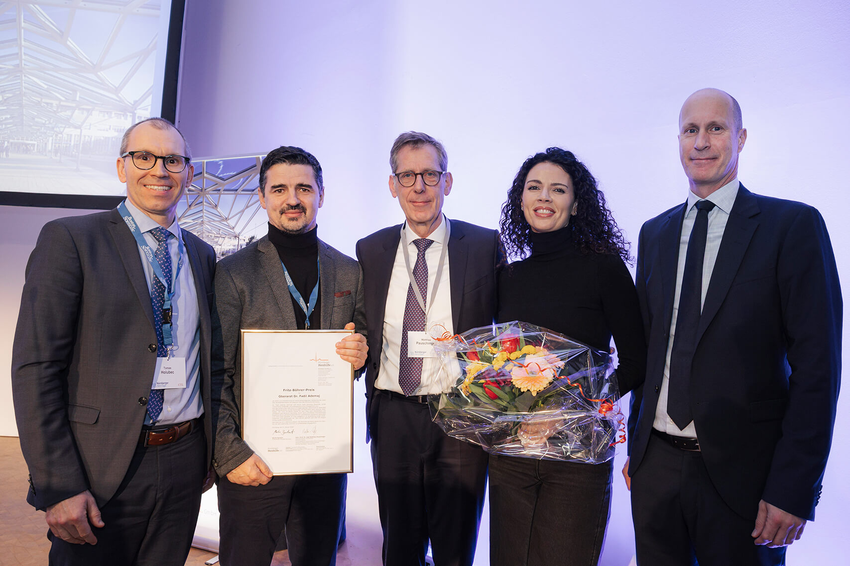 Prof. Dr. Tomáš Holubec, Chefarzt der Herzchirugie, Prof. Dr. Matthias Pau-schinger, Preisträger Oberarzt Dr. Fadil Ademaj, Lorida Ademaj und Prof. Dr. Thomas Deneke, Chefarzt der Rhytmologie (v.l.n.r.)